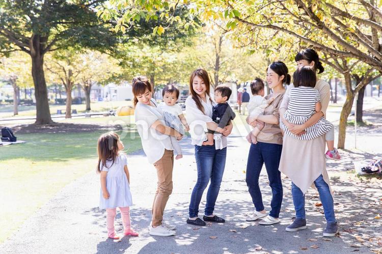 公園で遊ぶママ友と子供 ママ友,子供,公園の写真素材