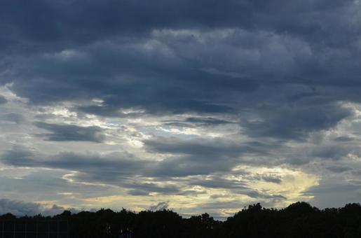曇り空 曇り空 空,曇り空,夕方の写真素材
