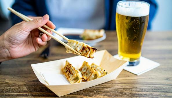 焼き餃子 ビール 焼き餃子 ビールの写真