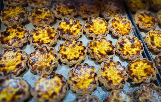 焼きたてのエッグタルトが並ぶ風景 焼きたてのエッグタルトが並ぶ風景 エッグタルト,タルト,スイーツの写真素材