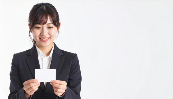 白い名刺を見せる女性（名刺部分書換え用）の写真