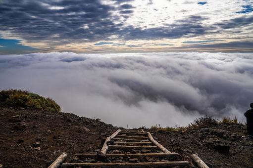 栗駒山山頂 雲海への道 栗駒山山頂 雲海への道 秋田県,栗駒山,山頂の写真素材