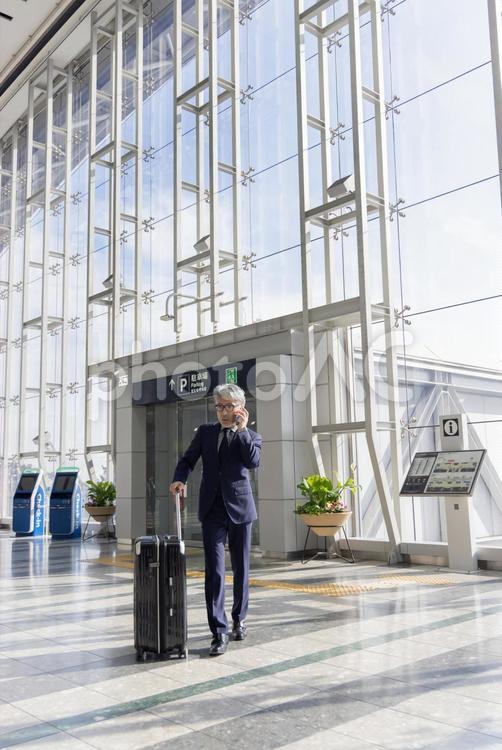 ミドル男性　空港　出張 空港,ビジネス,ミドルの写真素材