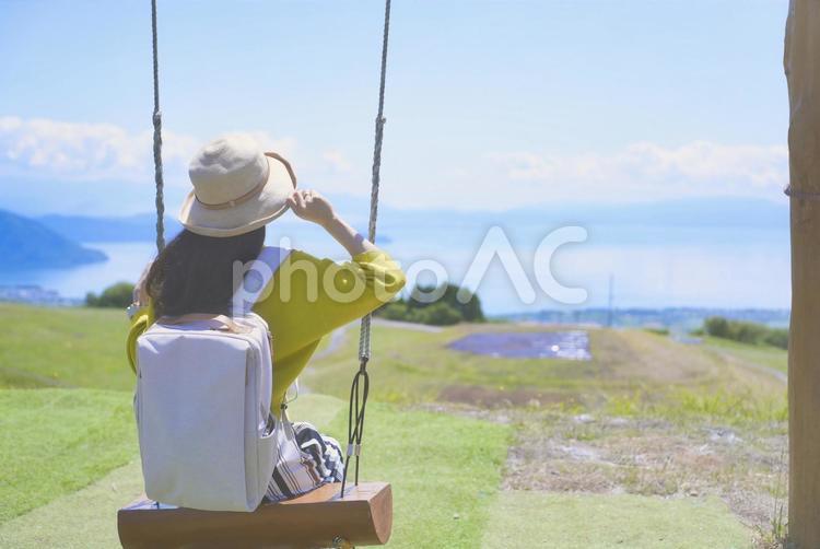 展望ブランコに乗る女性 ブランコ,人物,青空の写真素材