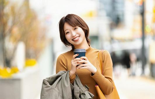 秋の街に立つ女性・ビジネスウーマン 秋の街に立つ女性・ビジネスウーマン 女性,秋,ビジネスの写真素材