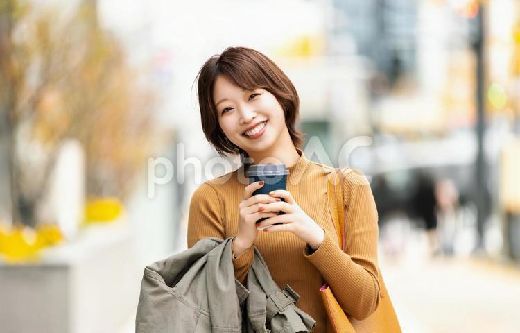 秋の街に立つ女性・ビジネスウーマン 女性,秋,ビジネスの写真素材