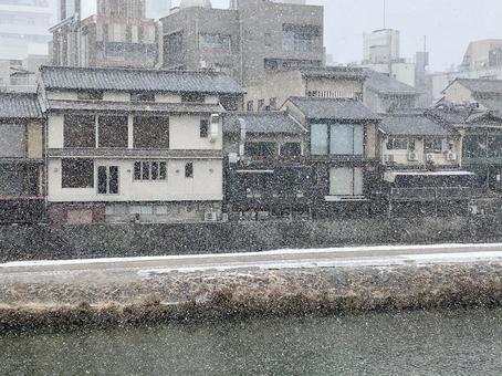 雪の鴨川 雪の鴨川 鴨川,雪の鴨川,京都の冬の写真素材