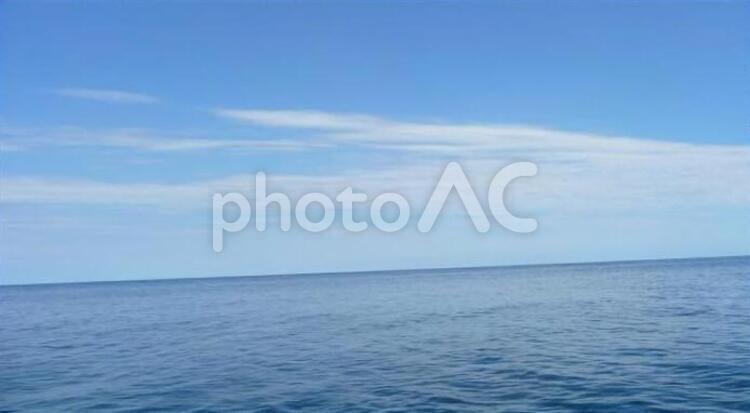 海の上を流れる雲 海,水平線,雲の写真素材