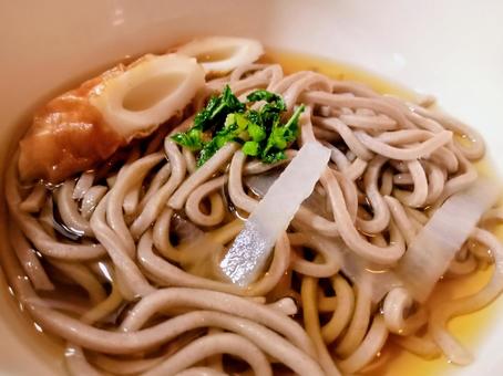 温かいそば（アップ、ちくわ、大根、大根菜 蕎麦,温かいご飯,自炊の写真素材