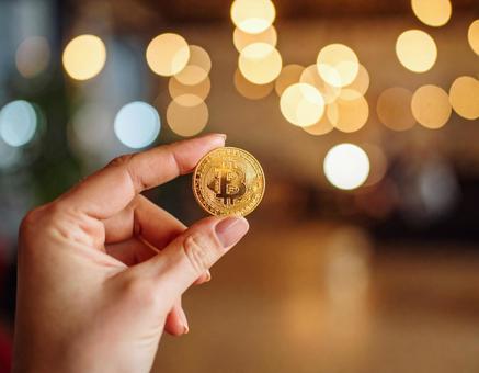 金貨を持つ手の写真