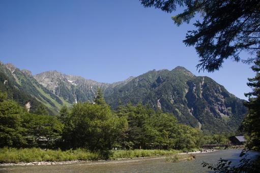避暑の上高地 梓川から望む穂高連峰 避暑の上高地 梓川から望む穂高連峰の写真