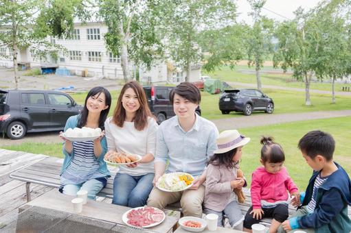 家族でBBQ 家族でBBQ 3世代家族,バーベキュー,bbqの写真素材