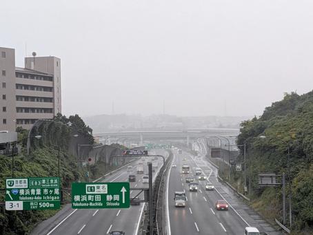 霜降過ぎの雨の朝の東名横浜青葉IC付近 東名高速道路,横浜青葉インターチェンジ,横浜青葉ジャンクションの写真素材