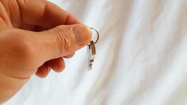 手に取った小さなカギ・2 鍵,手,指の写真素材