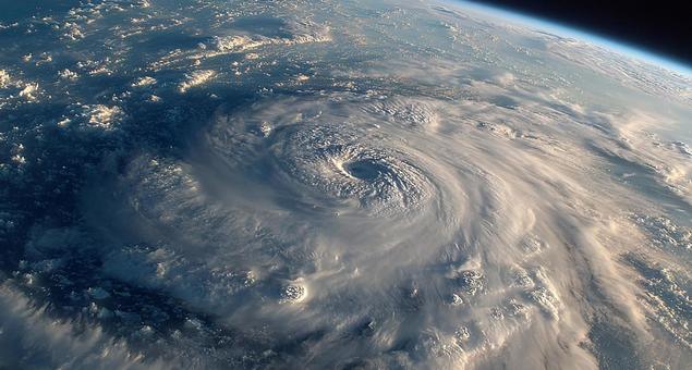上空から捉えられたハリケーンの壮大な渦 上空から捉えられたハリケーンの壮大な渦の写真