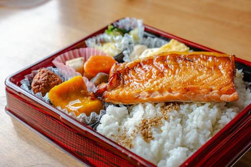 焼き鮭とご飯の弁当 焼き鮭とご飯の弁当 弁当,焼き鮭,ご飯の写真素材