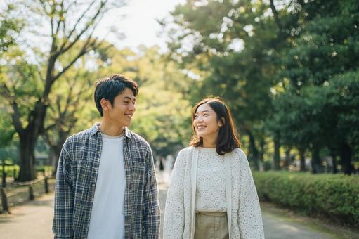 幸せな笑顔で歩く男女 幸せな笑顔で歩く男女の写真