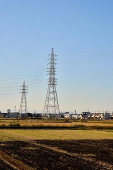 稲刈り後の田園と街並みの風景 稲刈り後の田園と街並みの風景の写真