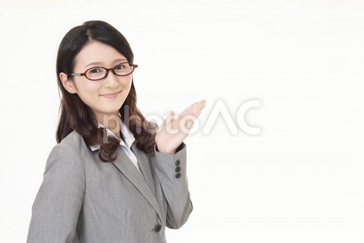 案内する笑顔の教師 女性,先生,教師の写真素材