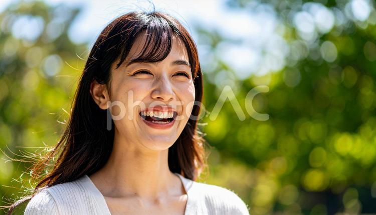 緑豊かな自然の中で笑顔の若い日本人女性 幸せ,喜び,笑顔の写真素材