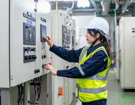 設備を操作・点検する女性作業員のイメージ 設備を操作・点検する女性作業員のイメージの写真