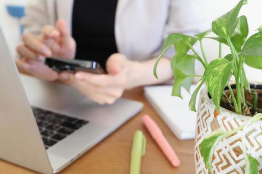 パソコンとスマホを使う手元　ビジネス素材 スマートフォン,パソコン,リモートの写真素材