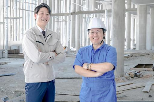 腕組みする現場作業員 腕組みする現場作業員 建設,現場,ビジネスマンの写真素材