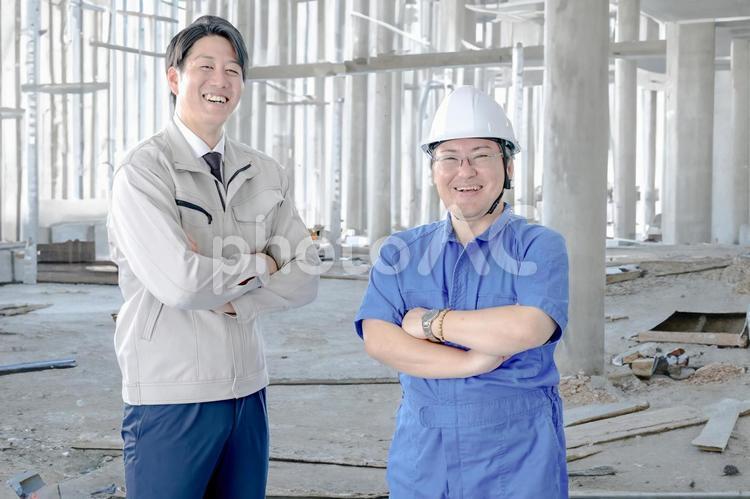 腕組みする現場作業員 建設,現場,ビジネスマンの写真素材