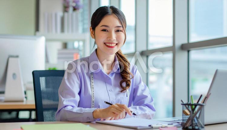 パソコンで仕事をする女性社員ポートレート 女性,ビジネス,若いの写真素材