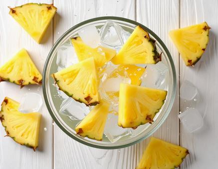 氷水のボウルに入ってるパインの写真