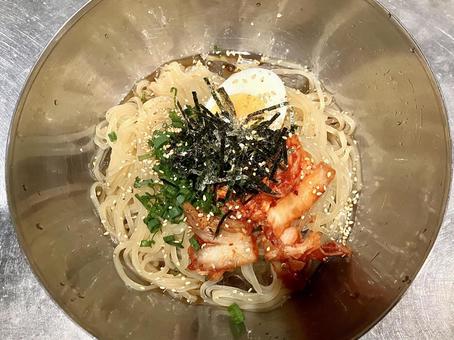 韓国冷麺の盛り付け 韓国冷麺の盛り付け 韓国冷麺,冷麺,盛り付けの写真素材