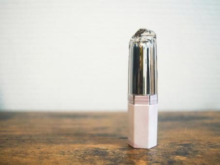 ウッドテーブルとリップスティック ウッドテーブルとリップスティック リップスティック,口紅,リップの写真素材
