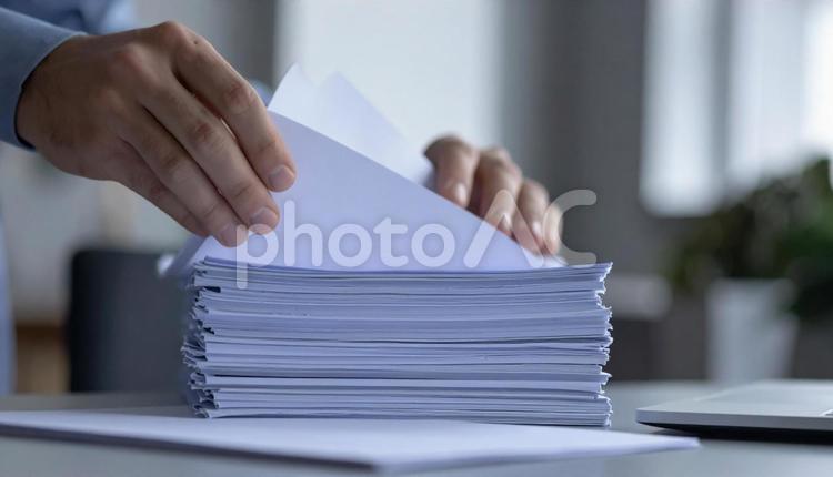 重なった白いコピー用紙をめくる手 紙,コピー用紙,白紙の写真素材