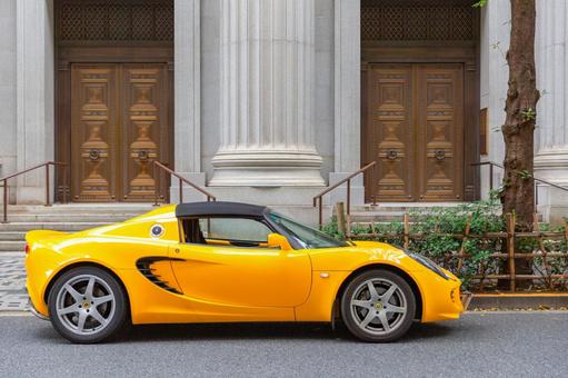 日本橋の街角に停めた黄色いスポーツカー1 日本橋の街角に停めた黄色いスポーツカー1 スポーツカー,オープンカー,乗り物の写真素材