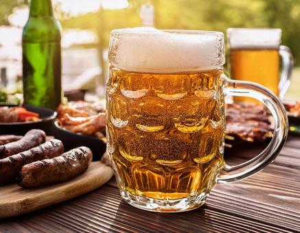 バーベキューでビール バーベキューでビールの写真