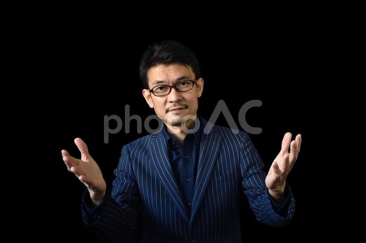 手を広げる派手なジャケットの男性 男性,ようこそ,迎え入れるの写真素材