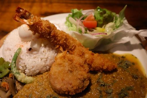 Photo, seafood curry, fried shrimp, ground meat cutlet, 