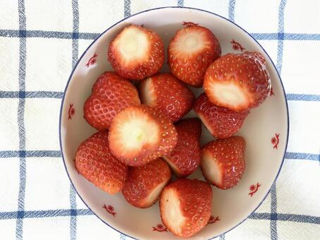 ヘタを取ったいちごの写真