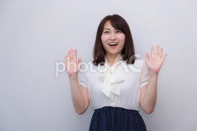 両手を上げ驚く女性 女性,ol,日本人の写真素材