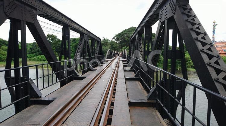 タイ　　クウェー川鉄橋 線路,鉄道,川の写真素材