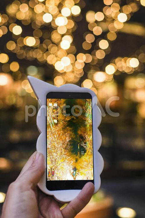 クリスマス_写メを撮る クリスマス,イルミネーション,キラキラの写真素材
