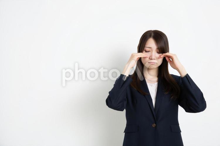目を伏せて悲しんでいるビジネスウーマン（コピースペース） ビジネス,女性,スーツの写真素材