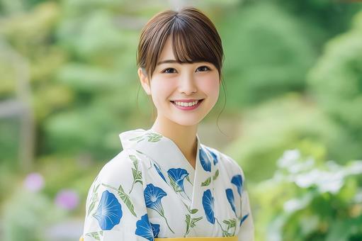 朝顔柄の浴衣を着た笑顔の女性 朝顔柄の浴衣を着た笑顔の女性の写真