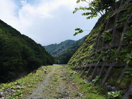 鋸岳登山道 荒れた林道 鋸岳登山道 荒れた林道 鋸岳,林道,落石の写真素材