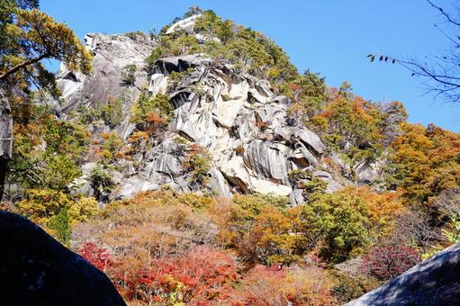 昇仙峡の荒々しい岩肌と紅葉 昇仙峡の荒々しい岩肌と紅葉 山並み,空,渓谷の写真素材