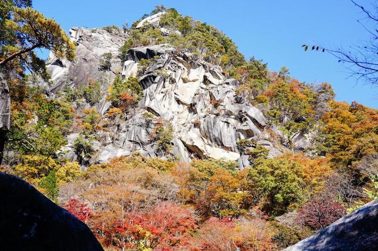昇仙峡の荒々しい岩肌と紅葉 山並み,空,渓谷の写真素材