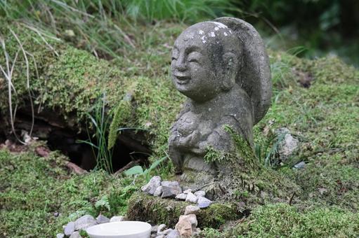 緑の苔の上のお地蔵様の風景 緑の苔の上のお地蔵様の風景の写真