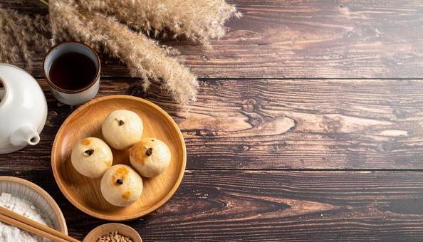 ススキと和菓子　月見団子の写真