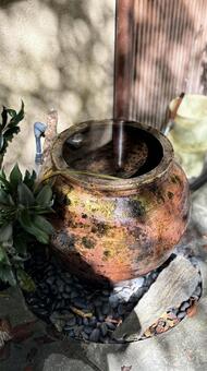 苔と光の調和：貴船の古い水鉢 貴船,京都,水鉢の写真素材