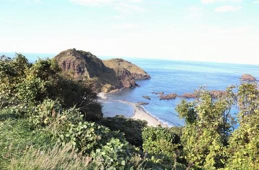 佐渡島北端、二ツ亀 岩山,海岸,青い海の写真素材